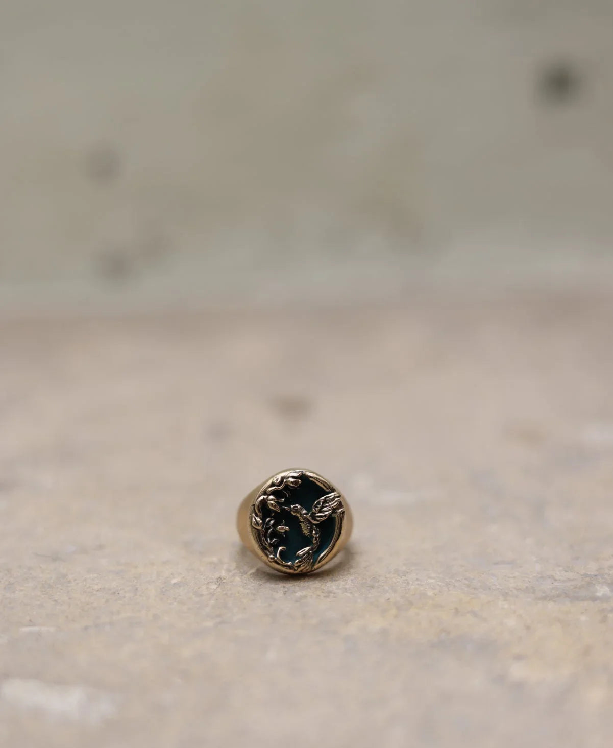 ANELLO SIGILLO CON COLIBRÌ E MUGHETTI