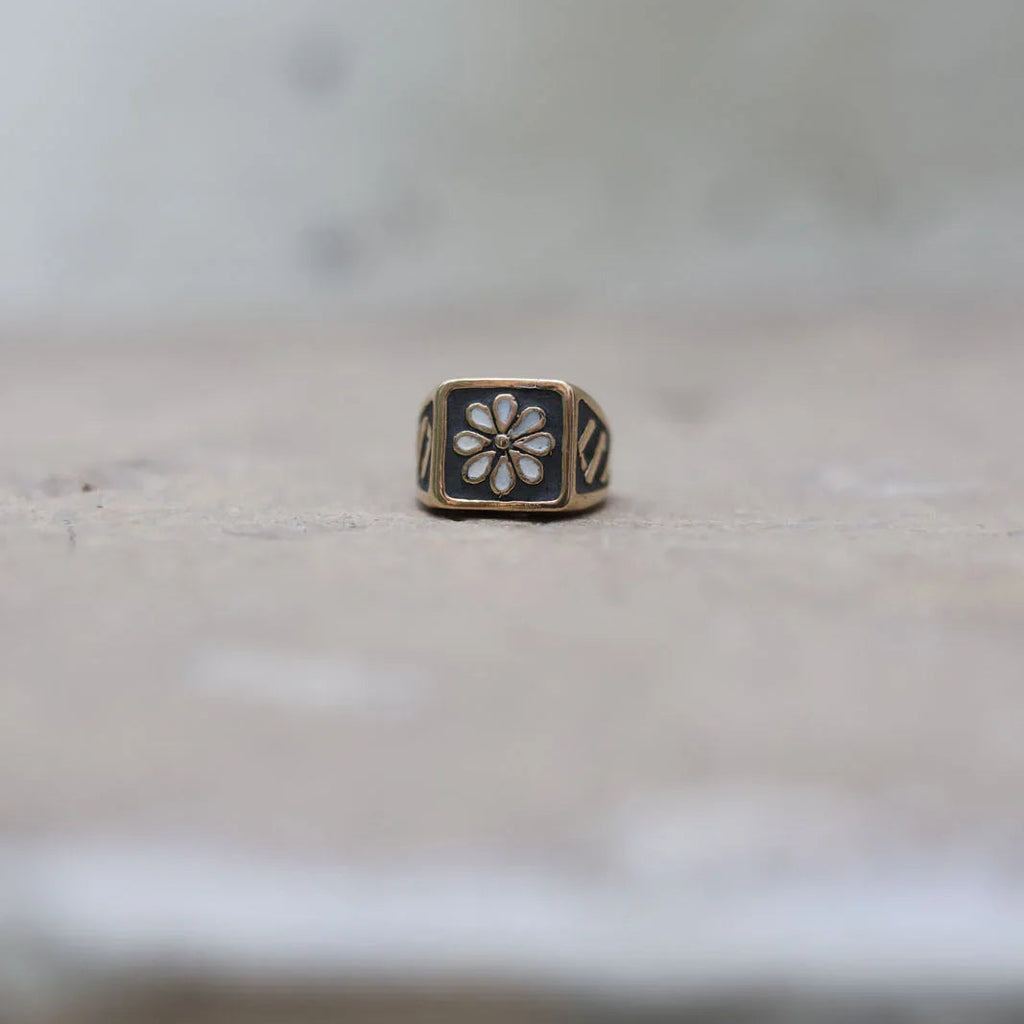 CEMENTINE BLACK FLOWER RING